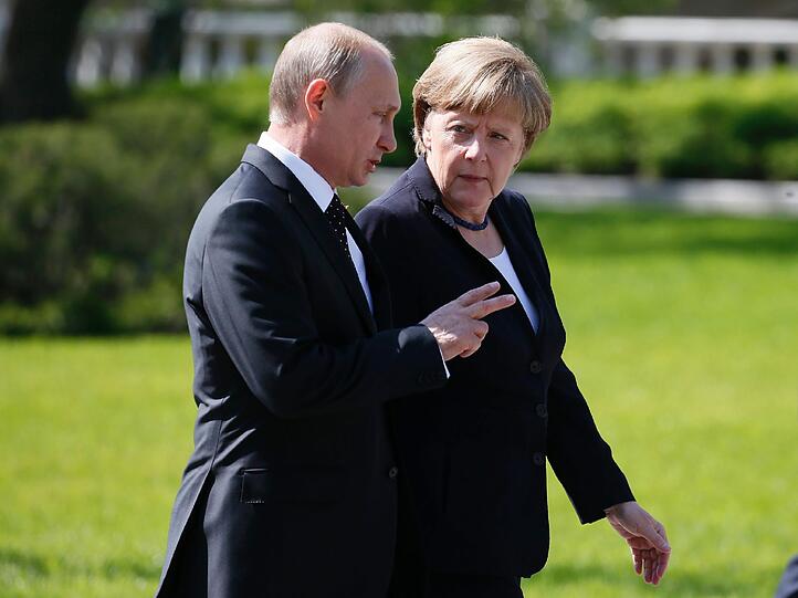 Angela Merkel und Wladimir Putin legten gemeinsam am Grabmal des Unbekannten Soldaten einen Kranz nieder. Anschließend gingen die beiden zu Fuß durch den Alexandergarten in den Kreml.