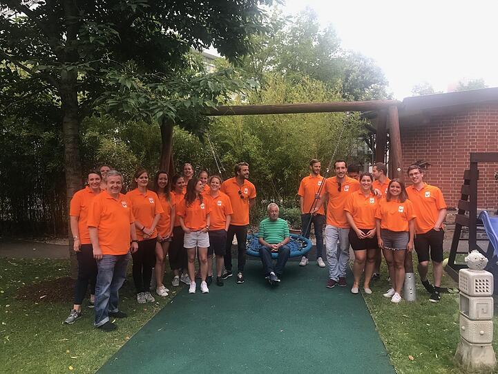 Sozial engagiert: die Sixt-Mitarbeiter beim &bdquo;Drying Little Tears Day&ldquo;.