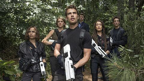 "Die Bestimmung - Allegiant": V.l.: Christina (Zoë Kravitz), Tris (Shailene Woodley), Four (Theo James), Caleb (Ansel Elgort), Tori (Maggie Q) und Peter (Miles Teller) sind bereit, die Grenzen zu durchbrechen