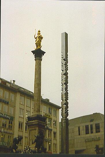 Robert Schöny: Stele am Marienplatz