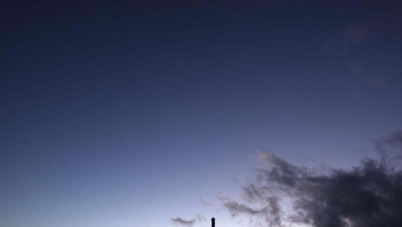 Wolken ziehen hinter einem Wegkreuz über das Voralpenland. Foto: picture alliance / dpa Wolken ziehen hinter einem Wegkreuz über das Voralpenland. Foto: picture alliance / dpa