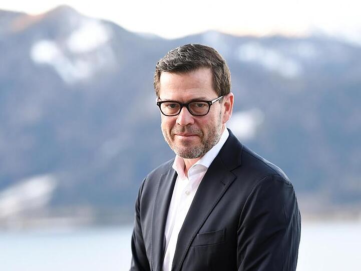 Der frühere Bundesminister Karl-Theodor zu Guttenberg (CSU) steht am Tegernsee. Foto: Angelika Warmuth/dpa