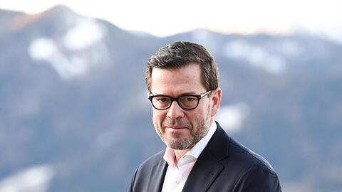 Der frühere Bundesminister Karl-Theodor zu Guttenberg (CSU) steht am Tegernsee. Foto: Angelika Warmuth/dpa
