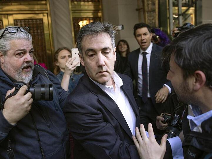 Michael Cohen (M) auf dem Weg zum Antritt seiner Haftstrafe.