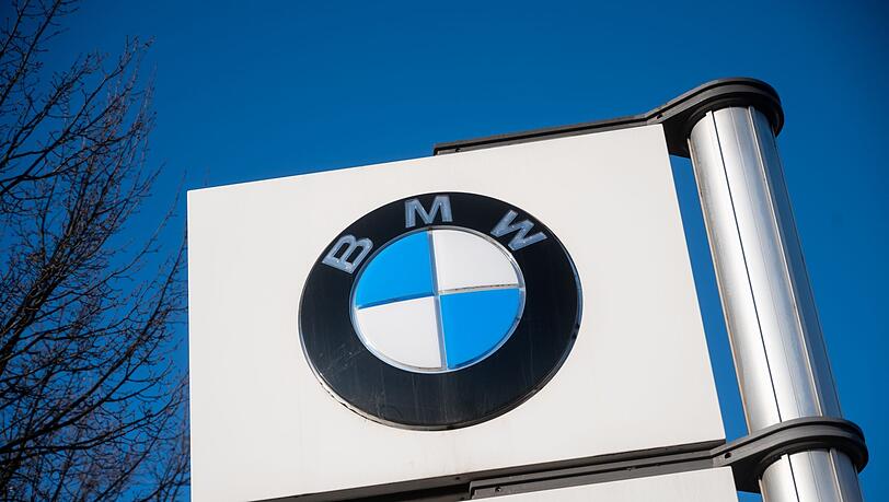 Vor einem Werk steht das Logo von BMW.