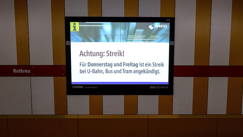 Ein Infoscreen mit der Aufschrift „Achtung: Streik! - Für Donnerstag und Freitag ist ein Streik bei U-Bahn, Bus und Tram angekündigt“ ist an einer U-Bahn Haltestelle zu sehen. In München stehen am Donnerstag und Freitag große Teile des öffentlichen Nahverkehrs still. Verdi bestreikt U-Bahnen und die Tram, etwa die Hälfte der Busse soll ebenso nicht fahren.