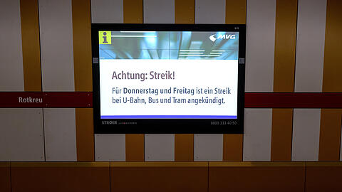Ein Infoscreen mit der Aufschrift „Achtung: Streik! - Für Donnerstag und Freitag ist ein Streik bei U-Bahn, Bus und Tram angekündigt“ ist an einer U-Bahn Haltestelle zu sehen. In München stehen am Donnerstag und Freitag große Teile des öffentlichen Nahverkehrs still. Verdi bestreikt U-Bahnen und die Tram, etwa die Hälfte der Busse soll ebenso nicht fahren.