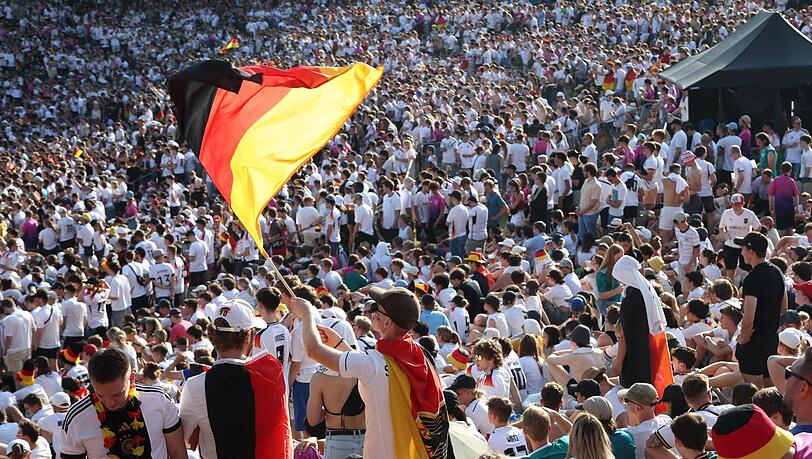Bis zu 53.000 Zuschauer sollen im Olympiapark das Duell um den Einzug ins Halbfinale verfolgen können. Bis zu 53.000 Zuschauer sollen im Olympiapark das Duell um den Einzug ins Halbfinale verfolgen können.