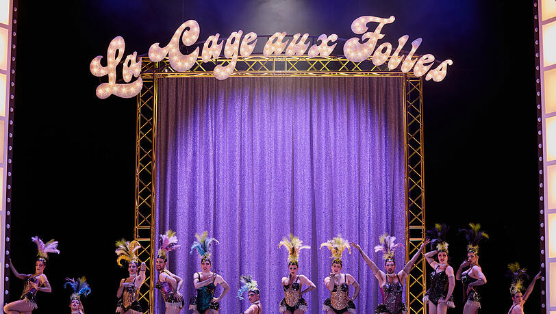 Im Nachtclub "La Cage aux Folles" in St. Tropez zeigen Männer Beine und nackte Haut.