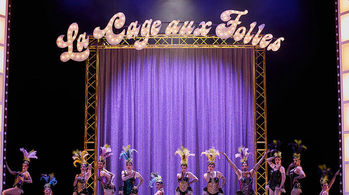 Im Nachtclub "La Cage aux Folles" in St. Tropez zeigen Männer Beine und nackte Haut.