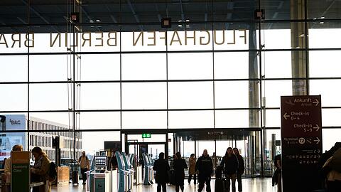 Der Flughafen wurde aufgrund von Fehlplanungen und Bauproblemen mit neun Jahren Verspätung eröffnet.
