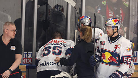 Bange Blicke in Berlin, als EHC-Torhüter Mathias Niederberger in Berlin vorzeitig in die Kabine hinkt.