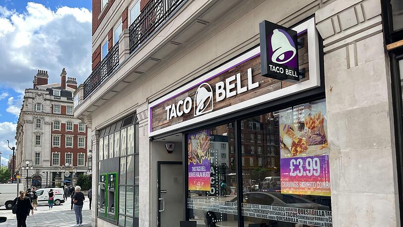 Blick auf eine Taco Bell-Filiale in London. Die US-Fast-Food-Kette Taco-Bell unternimmt den zweiten Anlauf zur Expansion in Deutschland. (Archivbild)