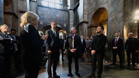 Selenskyj zeigte seinen Gästen die mittelalterliche Sophien-Kathedrale, ein Sinnbild der historischen Tradition der Ukraine. Selenskyj zeigte seinen Gästen die mittelalterliche Sophien-Kathedrale, ein Sinnbild der historischen Tradition der Ukraine.