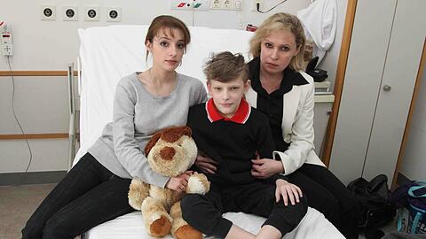 Barbara H., mit Sohn Manuel und Tochter Katharina, ist verzweifelt: Manuel wurde ihren Angaben nach vom Jugendamt aus einer wichtigen Therapie an der Uni-Klinik gerissen.