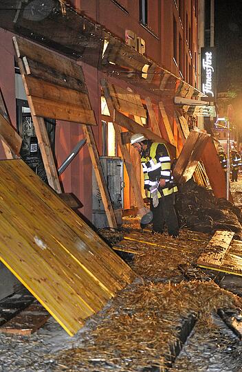 Feuer, Rauch, zerborstene Fenster - nach der Sprengung der Bombe hat die Feuerwehr viel zu tun: Umherfliegendes Stroh hatte Brände verursacht.