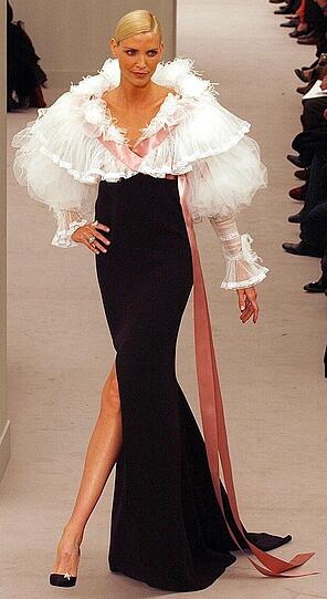 Nadja Auermann 2004 in Chanel.