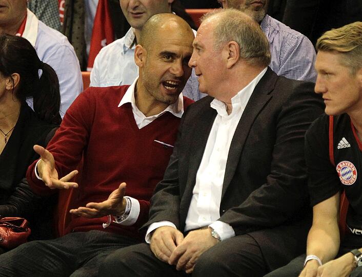 Die FC-Bayern-Fußballer im Audi Dome.