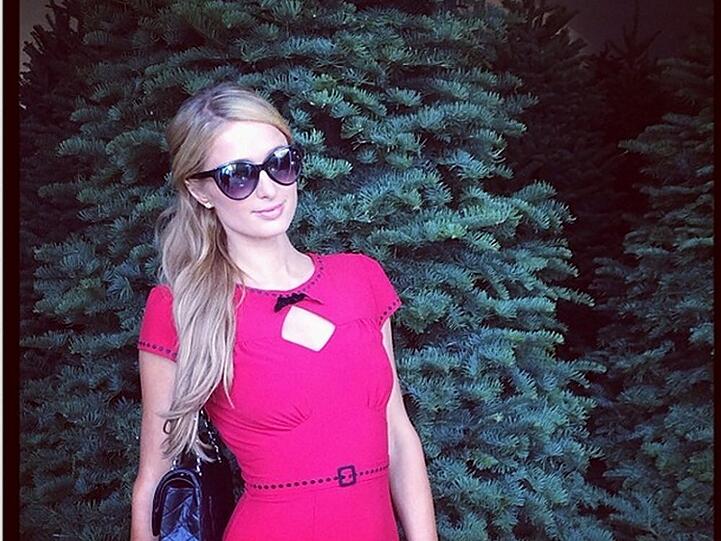 Paris Hilton läutet die Weihnachtszeit ein