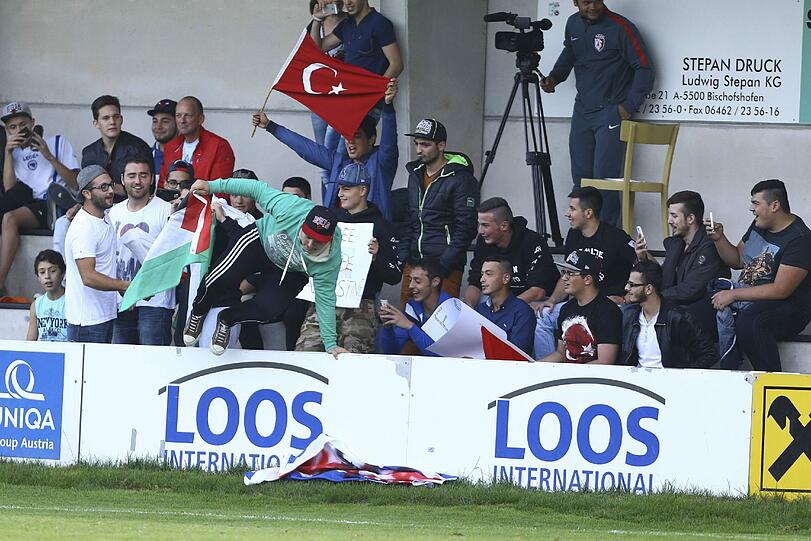Hass und Gewalt: Prügel-Fans stürmen das Feld mit Palästina-Fahnen und gehen auf die Spieler der israelischen Mannschaft los. Die Bilder.