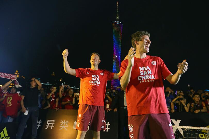 Manuel Neuer und Thomas Müller beim Fluss-Fußball. Hier gibt's die Bilder.