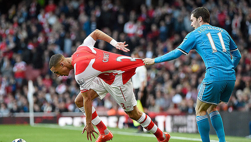 Kieran Gibbs (links) versucht sich aus der Umklammerung von Sunderlands Adam Johnson zu entziehen. Kieran Gibbs (links) versucht sich aus der Umklammerung von Sunderlands Adam Johnson zu entziehen.