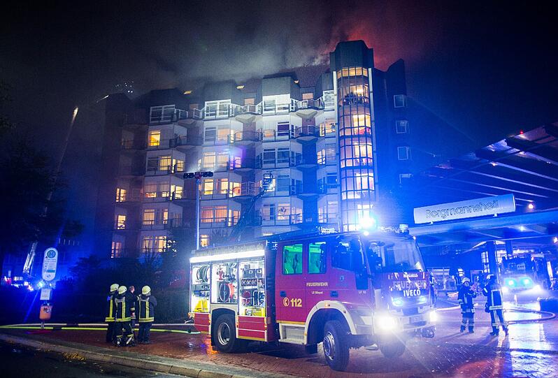 Aus den oberen Stockwerken eines Bochumer Krankenhauses schlagen hohe Flammen - 165 Feuerwehrleute bekämpfen das Feuer.