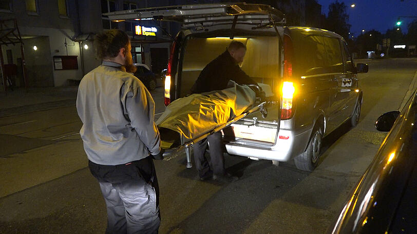 Die Feuerwehr fand in einem Bordell in Nürnberg eine tote Frau - die Bilder vom Einsatz.