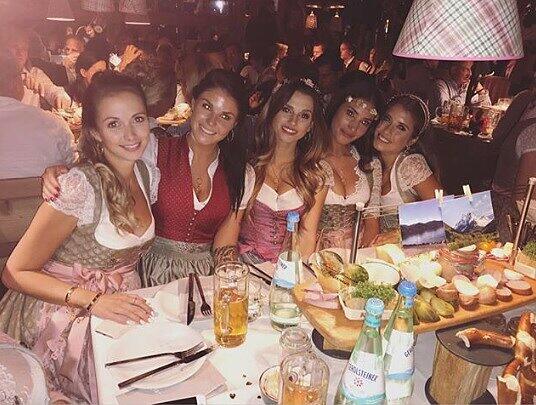 Die schwangere Lisa Ulreich, Lina Meyer (Freundin von Kimmich), Schauspielerin Nadine Menz und Cathy Hummels