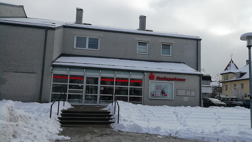 St.-Nikolaus-Platz: Drinnen sind noch Bürostühle zu sehen. Die Verhandlungen mit dem Nachmieter &ndash; "Einzelhandel" &ndash; stehen laut Sparkasse kurz vor dem Abschluss.