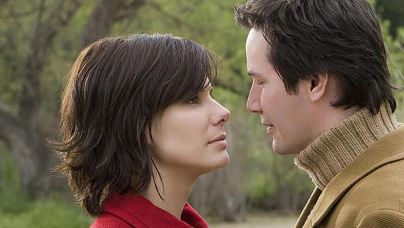 "Das Haus am See": Alex Wyler (Keanu Reeves) und Kate Forster (Sandra Bullock) versuchen hinter das Geheimnis ihrer außergewöhnlichen, seelischen Verbindung zu kommen "Das Haus am See": Alex Wyler (Keanu Reeves) und Kate Forster (Sandra Bullock) versuchen hinter das Geheimnis ihrer außergewöhnlichen, seelischen Verbindung zu kommen