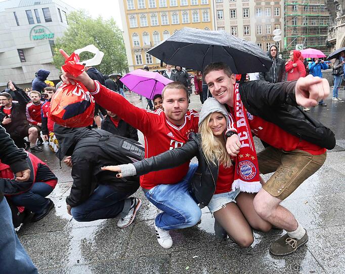 Die Bayernfans sind bereit für einen außergewöhnlichen Fußballabend. Bei brittischem Wetter und bayerischem Bier präsentieren sie die Fans lautstark am Marienplatz. Die besten Bilder.