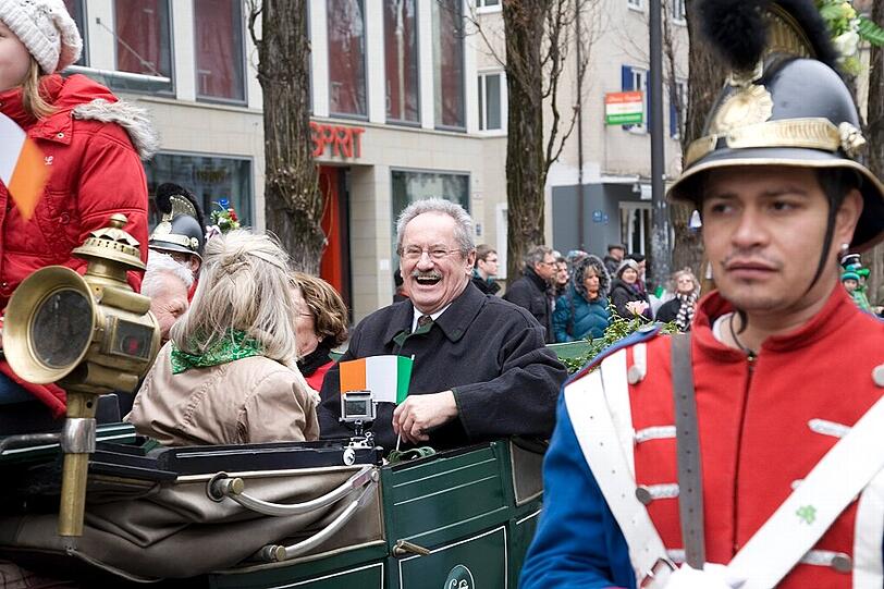Und der Ude lacht dazu: Der OB im Festwagen wird von einem Uniformierten flankiert.
