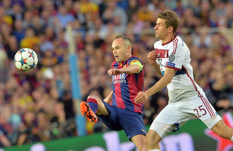 Thomas Müller (r.) gegen Andrés Iniesta beim Halbfinal-Hinspiel in der Chanpions League