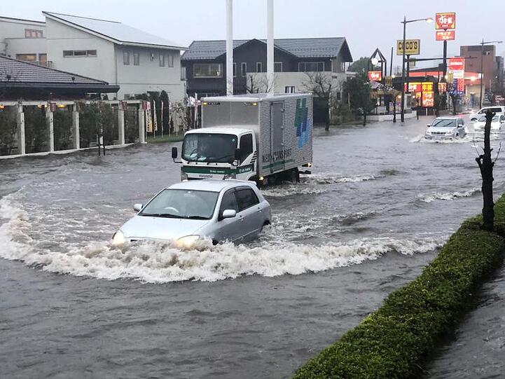 Eine Straße in Narita, östlich von Tokio, ist durch heftige Regenfälle überflutet.
