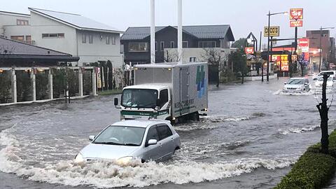 Eine Straße in Narita, östlich von Tokio, ist durch heftige Regenfälle überflutet.