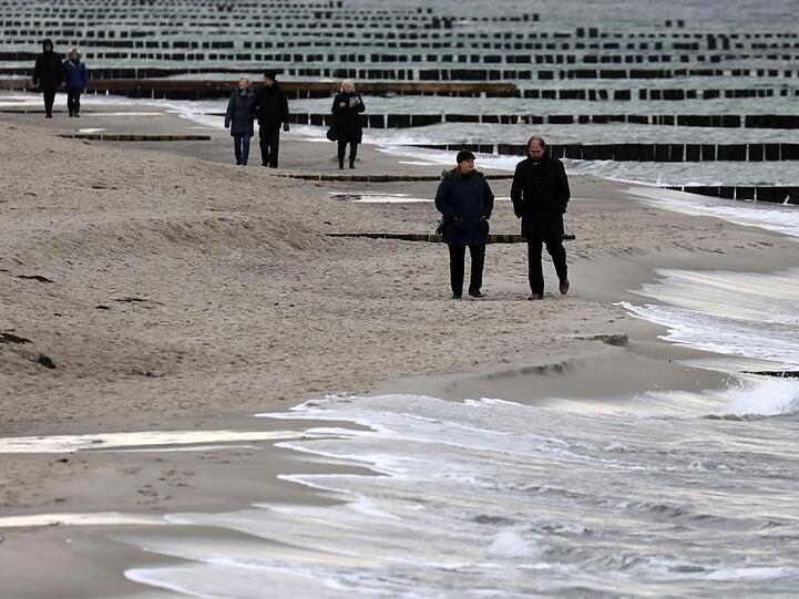 Sehr milde Temperaturen lassen einen Tag vor Heiligabend an der Ostsee keine wirklich winterliche Stimmung aufkommen.