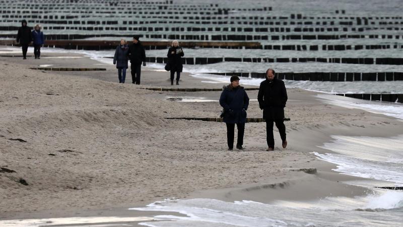 Sehr milde Temperaturen lassen einen Tag vor Heiligabend an der Ostsee keine wirklich winterliche Stimmung aufkommen. Sehr milde Temperaturen lassen einen Tag vor Heiligabend an der Ostsee keine wirklich winterliche Stimmung aufkommen.