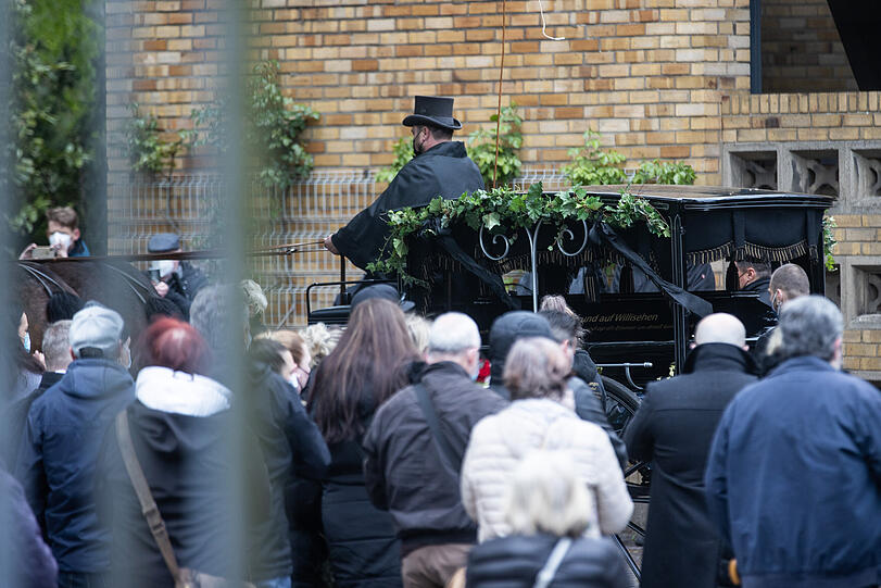 Willi Herrens Kinder hatten sich gewünscht, dass der Sarg mit einer Kutsche transportiert wird.