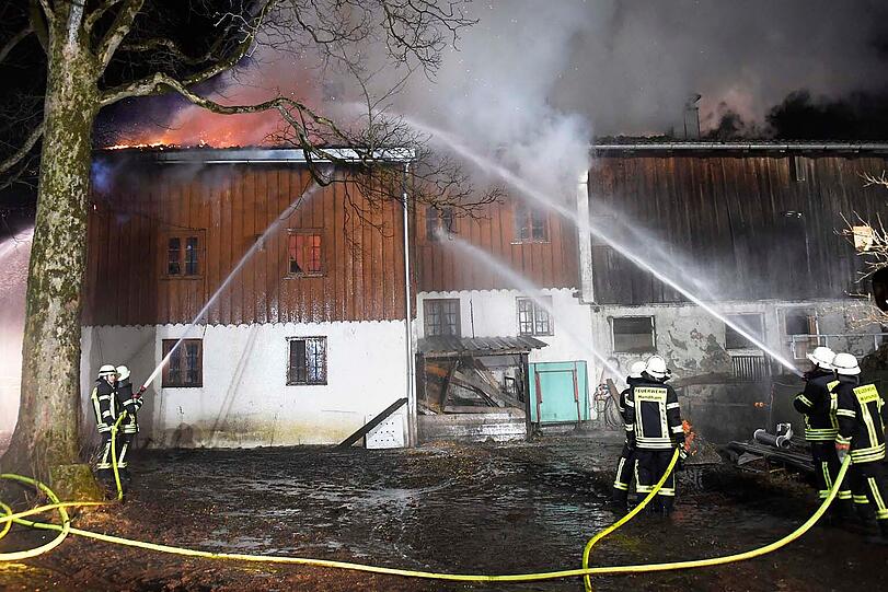 Großbrand auf einem landwirtschaftlichen Anwesen. Hunderte Feuerwehrleute bekämpften die Flammen. Bilder vom Einsatz.