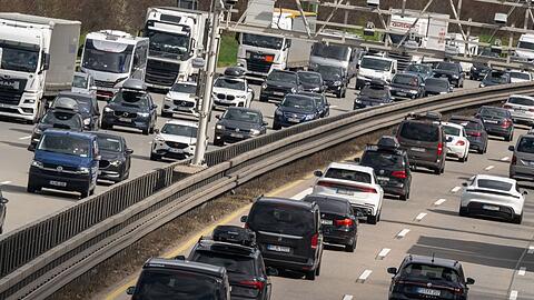 Autos und Lastwagen fahren auf der Autobahn 99 am Autobahnkreuz München-Süd.