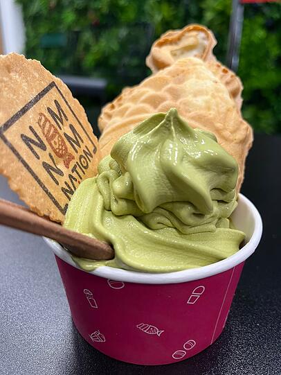 Matcha-Softeis mit einer Tayaki-Waffel Matcha-Softeis mit einer Tayaki-Waffel