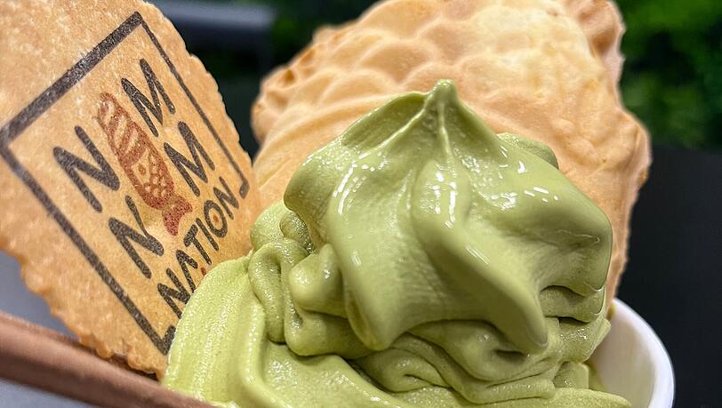 Matcha-Softeis mit einer Tayaki-Waffel Matcha-Softeis mit einer Tayaki-Waffel