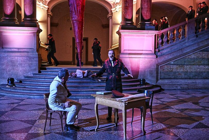 "In the Penal Colony" im Lichthof des Justizpalasts