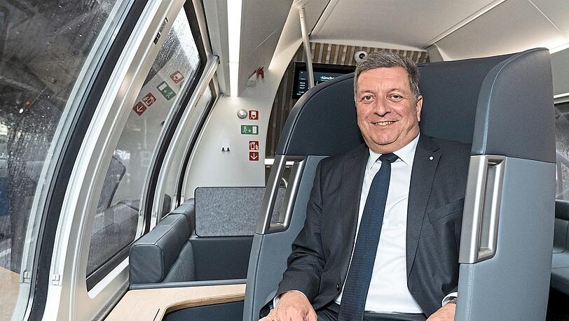 Bayerns Verkehrsminister Christian Bernreiter (CSU) bei einem Pressetermin im Ideenzug der Deutschen Bahn.