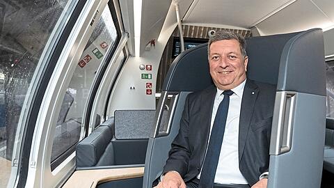 Bayerns Verkehrsminister Christian Bernreiter (CSU) bei einem Pressetermin im Ideenzug der Deutschen Bahn.