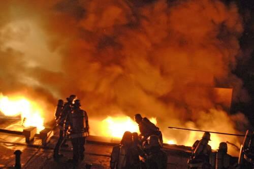 18. September 2008: Die Münchner Feuerwehr ist in derm Clemenstraße mit 120 Leuten im Einsatz.