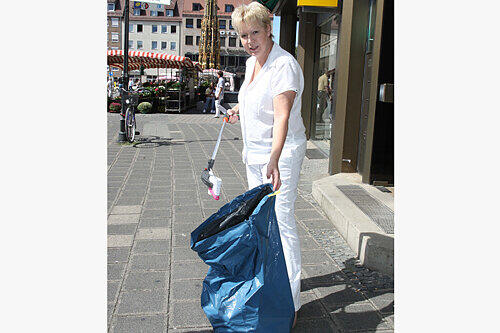 Karin Kunze räumt täglich den Müll vor ihrem Laden weg.