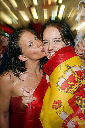 Und wie sie sich freuen - zwei Spanierinnen feiern den EM-Sieg 2008.