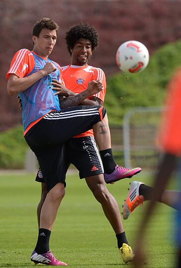 Mario Mandzukic im Kampf um den Ball mit Dante.